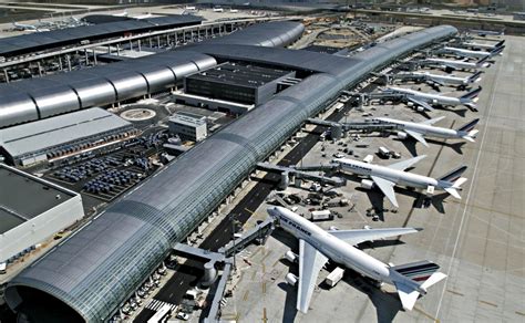 Aéroport de Paris Charles de Gaulle .